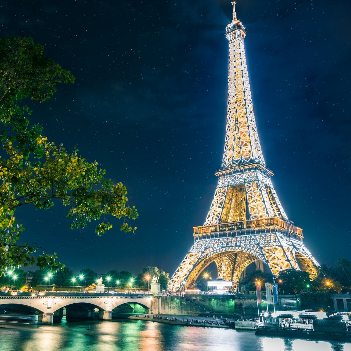 How did you rate the night view of Eiffel tower, when sunlight goes down, light goes up top the tower.
#Paris  #paristower #eiffeltower #travelagent #travelplaces #paristravel #traveltopariss #Romantic #coupletravel #couples