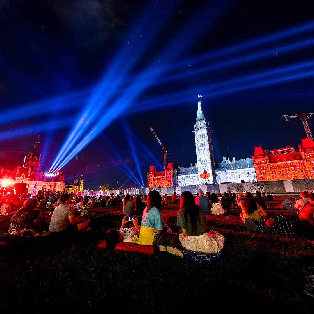 It’s the last chance to catch the Northern Lights Sound and Light show on Parliament Hill 😍⁣
⁣
Check out this 🆓  event Thursday through Monday, starting at 9:00pm for the final weekend! ⁣
⁣
📷 canadacapitalregion/IG
⁣
#MyOttawa #ParliamentHill #NorthernLights