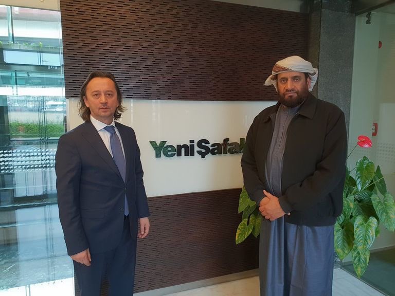 Zafer Partisini terörist örgüt olmakla suçlayan AK Parti’nin başyazarı İbrahim Karagül ile fotoğrafı olan şahıs Hasan Al Diqqi isimli selefi cihatçı terörist. Kendisi Birleşik Arap emirlikleri, Suudi Arabistan ve Mısır’ın yayinladigi 59 kişilik "local terrorist list" içerisinde