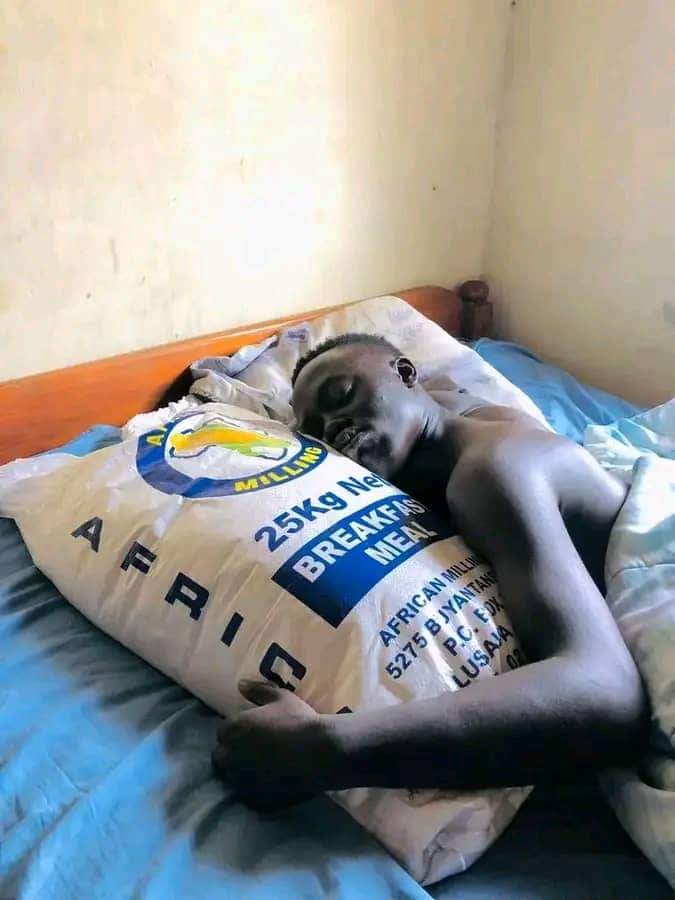 Msaka2025's tweet photo. Chakwera has made nsima to be for elites.Poor people in the villages are struggling to have nsima. Today, people are sleeping with empty stomachs.

Bright Msaka SC will make sure that everyone is able to afford nsima from 2025. 
#theFutureisBright
#DPP2025BOMA https://t.co/HDJiT2Y5jk