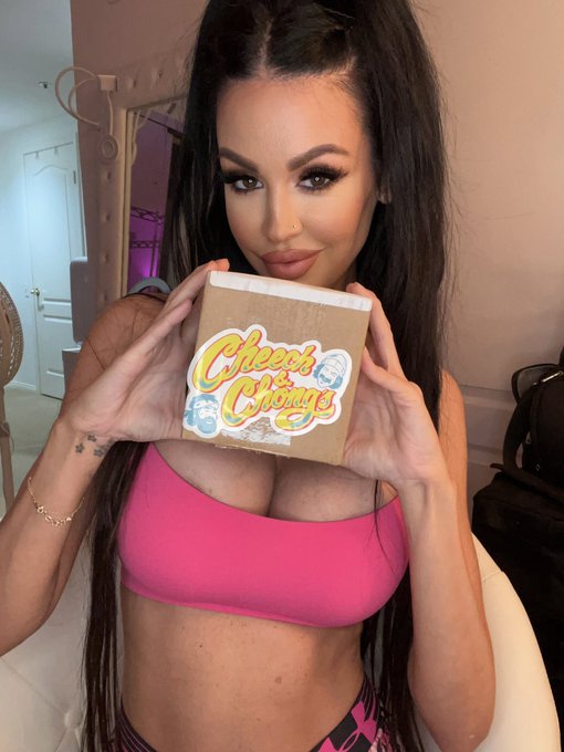You Guys  I&rsquo;m obsessed with these @cheechandchong #cruisechews  They literally smell and taste like otter<a class="tags" target="_blank" title="On Twitter" href="/?out=eyJ0eXAiOiJKV1QiLCJhbGciOiJIUzUxMiJ9.eyJpYXQiOjE3MjE1NjMyNjcsImlzcyI6InR3cG9ybnN0YXJzLmNvbSIsIm5iZiI6MTcyMTU2MzI2NywiZXhwIjoxNzUzMDk5MjY3LCJyZWRpcmVjdF91cmwiOiJodHRwczovL3R3aXR0ZXIuY29tL2NoZWVjaGFuZGNob25nIn0.9clujVgBm_WTipOmB4K6FuqFVfRY6Vvxfhy9zOdwUlWwAoU-O8ZVeSSeQff2k-OX7N-QToWM5HiU-XhTx88EUQ">@cheechandchong</a><a href="/tag/cheechandchong"class="tags"><span>#cheechandchong</span></a><a href="/tag/cruisechews"class="tags"><span>#cruisechews</span></a>