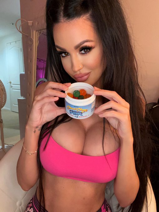 You Guys  I&rsquo;m obsessed with these @cheechandchong #cruisechews  They literally smell and taste like otter<a class="tags" target="_blank" title="On Twitter" href="/?out=eyJ0eXAiOiJKV1QiLCJhbGciOiJIUzUxMiJ9.eyJpYXQiOjE3MjE1NjMyNjcsImlzcyI6InR3cG9ybnN0YXJzLmNvbSIsIm5iZiI6MTcyMTU2MzI2NywiZXhwIjoxNzUzMDk5MjY3LCJyZWRpcmVjdF91cmwiOiJodHRwczovL3R3aXR0ZXIuY29tL2NoZWVjaGFuZGNob25nIn0.9clujVgBm_WTipOmB4K6FuqFVfRY6Vvxfhy9zOdwUlWwAoU-O8ZVeSSeQff2k-OX7N-QToWM5HiU-XhTx88EUQ">@cheechandchong</a><a href="/tag/cheechandchong"class="tags"><span>#cheechandchong</span></a><a href="/tag/cruisechews"class="tags"><span>#cruisechews</span></a>