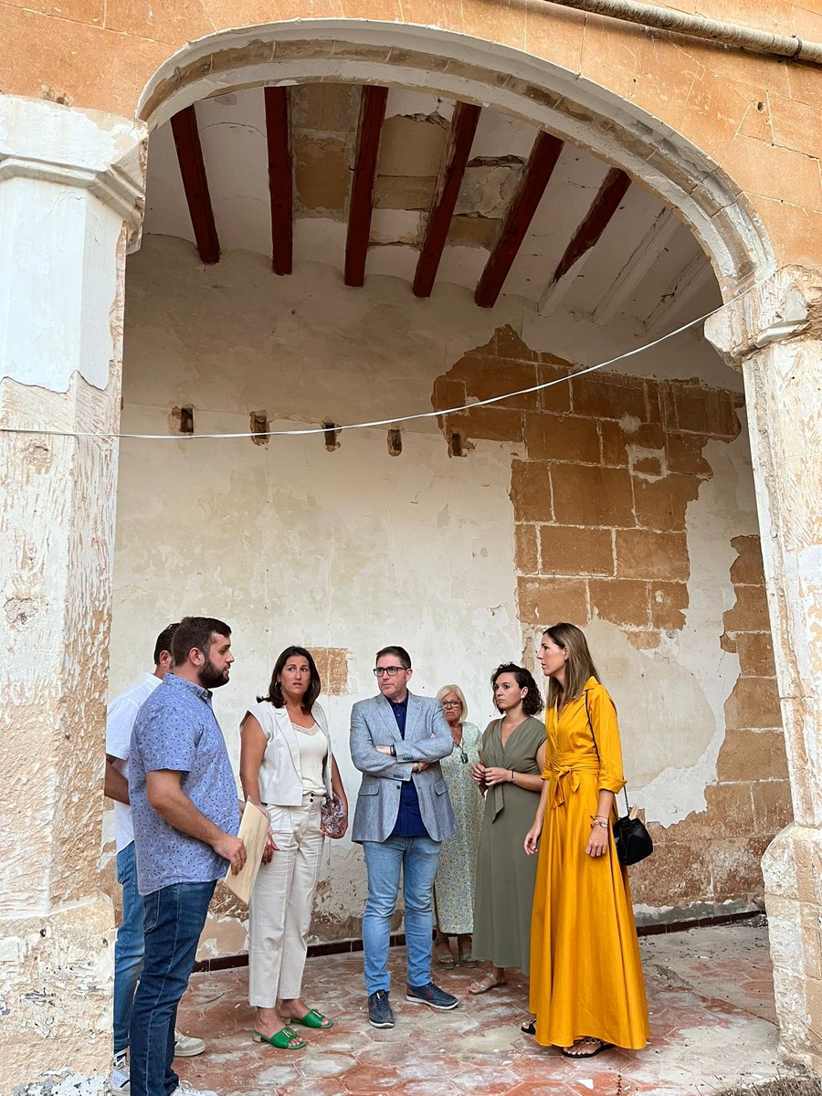 culturamallorca's tweet photo. 👉🏼 La vicepresidenta del @ConselldeMca i consellera de Cultura i Patrimoni, @AntoniaRoca, i el DI de Cultura, @ginardsala, visiten el convent de Mínims de Campos. 

🚧 S’han compromès a posar en marxa el procés de restauració de l’edifici. https://t.co/1GJI2O44YA