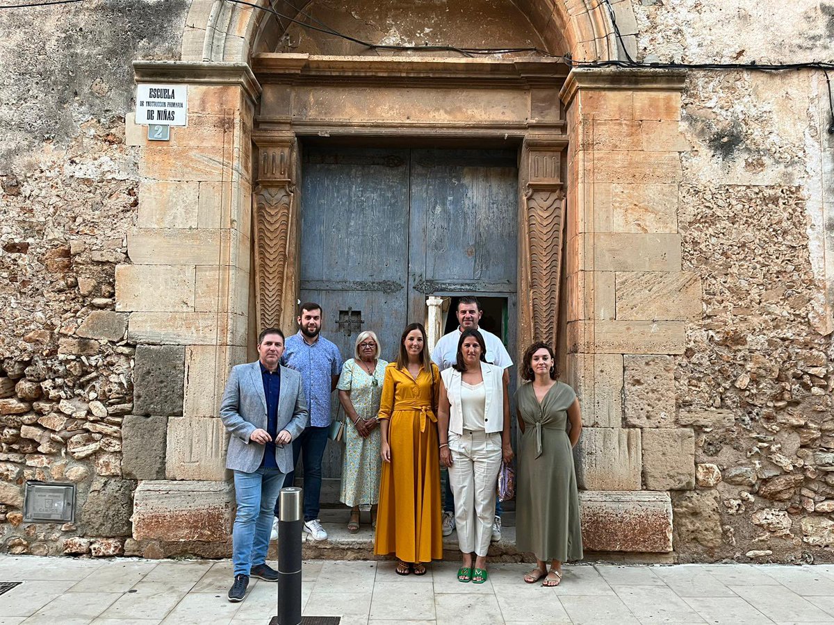 culturamallorca's tweet photo. 👉🏼 La vicepresidenta del @ConselldeMca i consellera de Cultura i Patrimoni, @AntoniaRoca, i el DI de Cultura, @ginardsala, visiten el convent de Mínims de Campos. 

🚧 S’han compromès a posar en marxa el procés de restauració de l’edifici. https://t.co/1GJI2O44YA