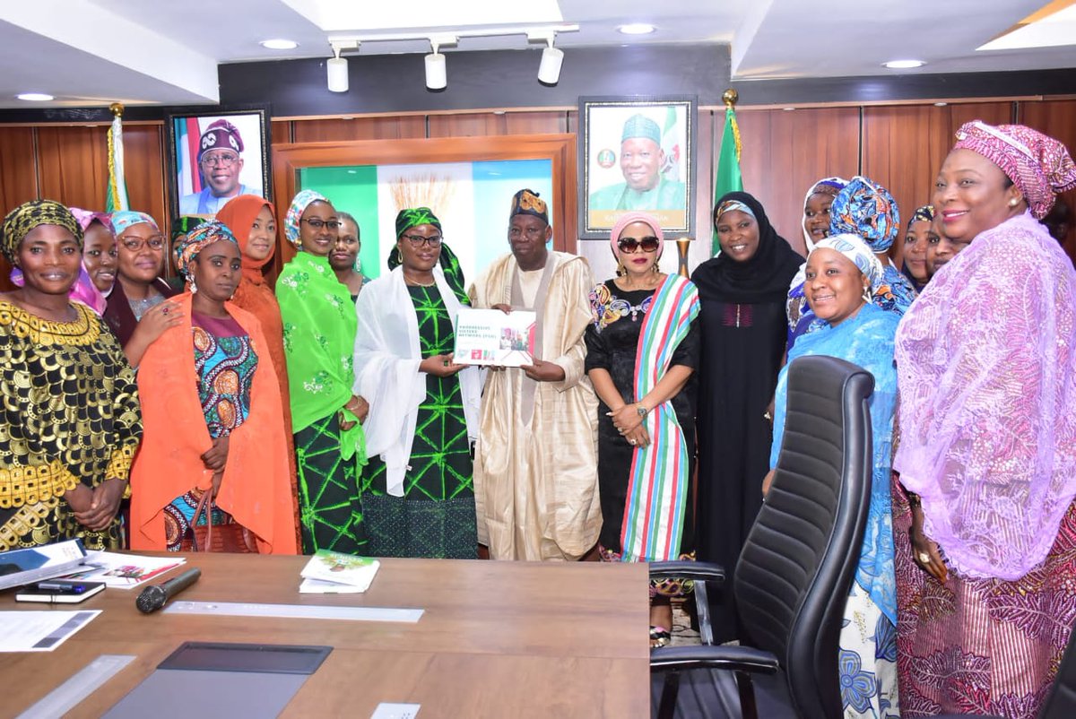 RinsolaAbiola's tweet photo. Earlier this evening, I led members of the Progressive Sisters' Network [@APC_PSN] on a courtesy visit to the @OfficialAPCNg National Chairman, H.E. Dr. Abdullahi Umar Ganduje. https://t.co/i1uzp7JLSe