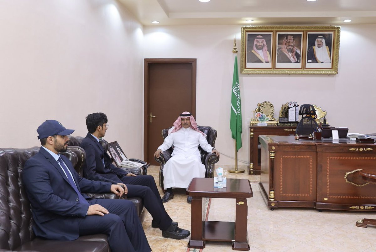 التقى محافظ الزلفي مسفر غالب العتيبي اليوم بمكتبه بالمحافظة مدير المعهد الصناعي الثانوي م/ محمد مسلم المطيري بمناسبة تعيينه مديرا للمعهد
حيث هنأه محافظ الزلفي بثقة المسؤولين سائلا المولى عز وجل له العون والتوفيق
حضر اللقاء وكيل المعهد للتدريب م/ سلطان عواد الضبيب
#التدريب_التقني