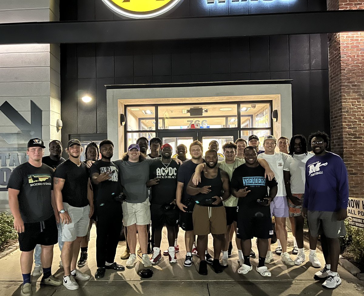 Firm believer in CPR’s. (Coach Player Relationships) Always a good time with this group. 
‘23 SZN is here! #Sharkside #GoMajors