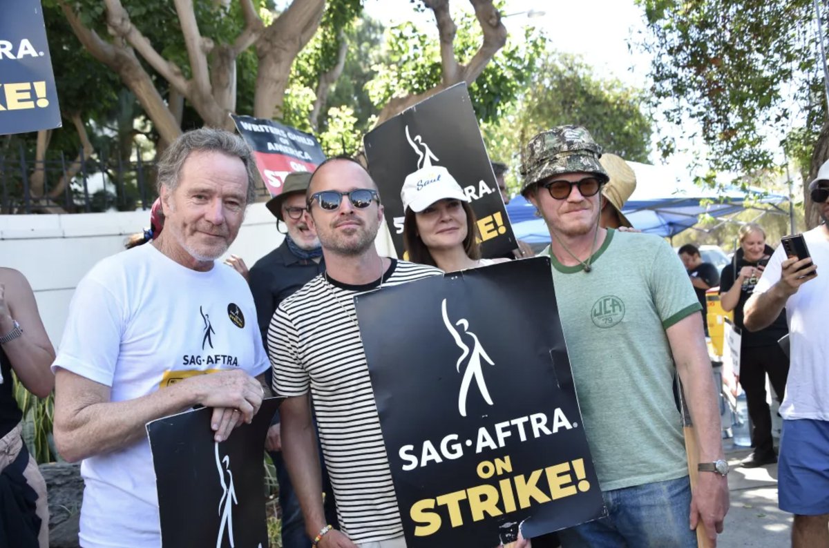 Bryan Cranston, Aaron Paul, Betsy Brandt and Jesse Plemons on the picket line at Sony Studios in LA today #SAGAFTRAStrike 

View the full gallery here: bit.ly/3OYJ4IC

📸 Getty
