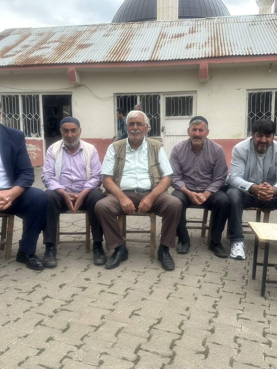 Arakonak’ta hemşerilerimizle  otururken aceleyle gelen ortadaki abi Başkana Zazaca söylendi. Ne dedi diye sorunca ‘Valinin geleceğini niye önceden söylemedin. Bilseydim uzun kollu gömlek ve ceket giyerdim’ demiş.Size tavsiyem Bingöl insanını tanımadan Bingöl için hüküm vermeyin.