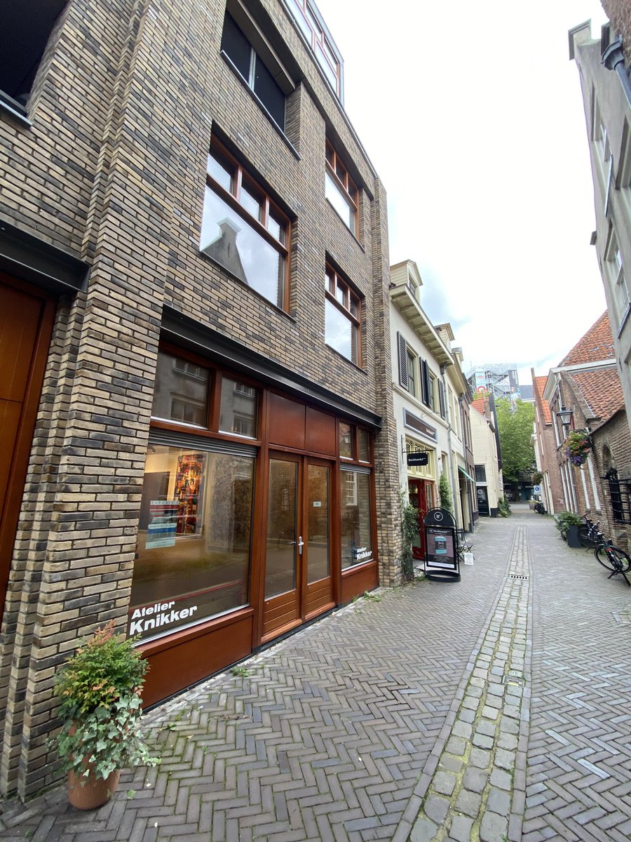 De Praubstraat in Zwolle, gisteren nog een voorzichtig nazomer zonnetje, Vanaf 1 september in Atelier Knikker: Dijkslag meets Kuszczak in de expo Europa Europa. 

#kunst #schilderkunst #kunstkijken #supportyourlocalartist #expositie #abstractmeetsfiguratief #grootwerk