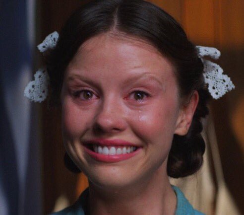 ragazze aspettano l’autunno e il freddo come se nella loro vita avvenisse chissà poi quale cambiamento e invece si limiteranno a mettere su harry potter tirare fuori coperta candela profumata tisana auto illudendosi di aver risolto così ogni problema ( io sono ragazze !! )