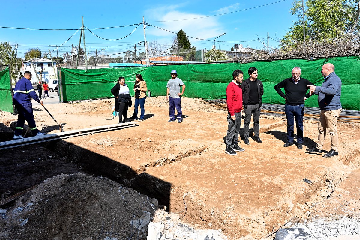 ZamoraJulio's tweet photo. Visitamos la obra de ampliación de la Escuela N° 32 Raúl Alfonsín de Benavídez. El espacio contará con 4 aulas nuevas y núcleos sanitarios. ¡Estamos muy contentos de poder cumplir con los jóvenes y que puedan estudiar en su barrio!
#TigreEsMiVida #MeQuedoAquí https://t.co/4bmxpOmoB9