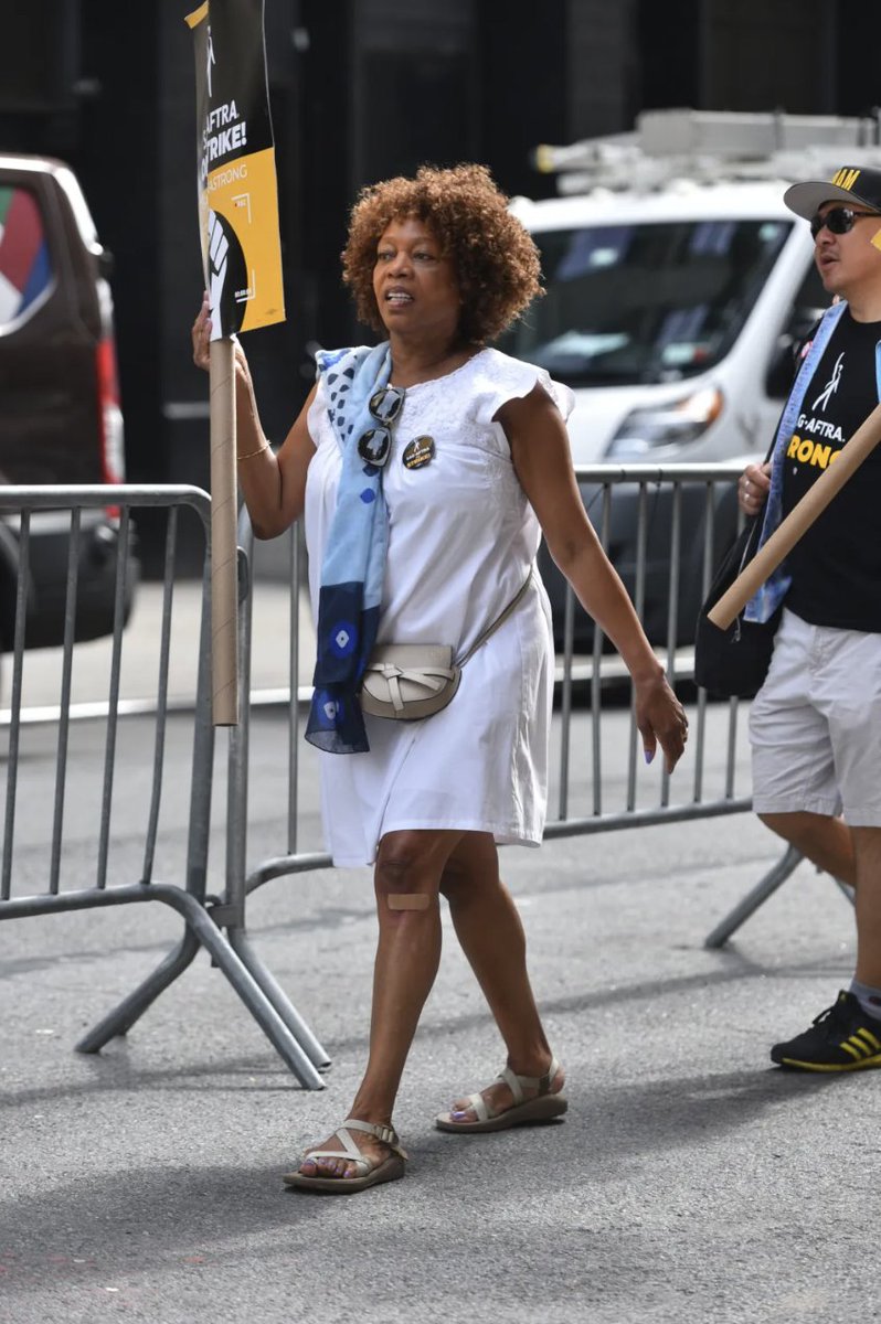 Deadline tweet media