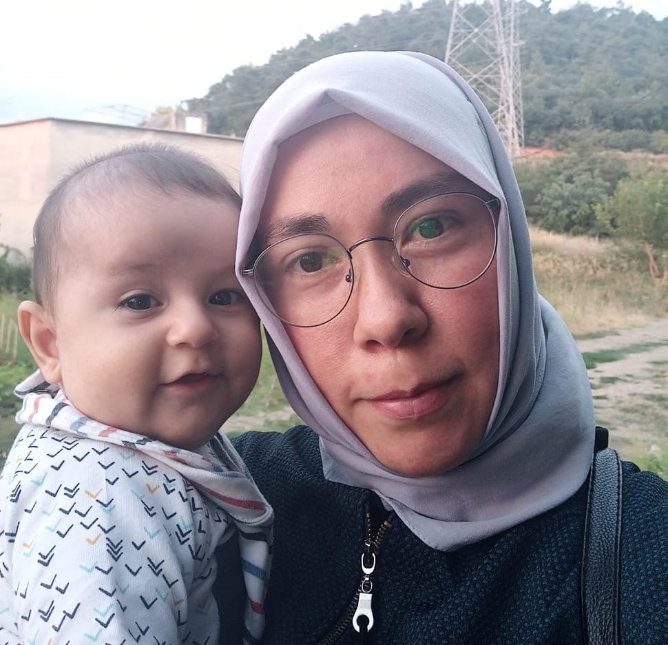 Gözaltında süt bile verilmeyen ve sabaha kadar açlıktan ağlayan Ahmet Akif ve annesi Semra Banko tutuklanalı 5 gün oldu. 

Ahmet Akif'in babası: "Bebeğimizin gördüğü muamele dünyanın hiçbir yerinde yapılmaz. Bizi karakolun yemekhane bölümüne götürdüler ve burada durun dediler.