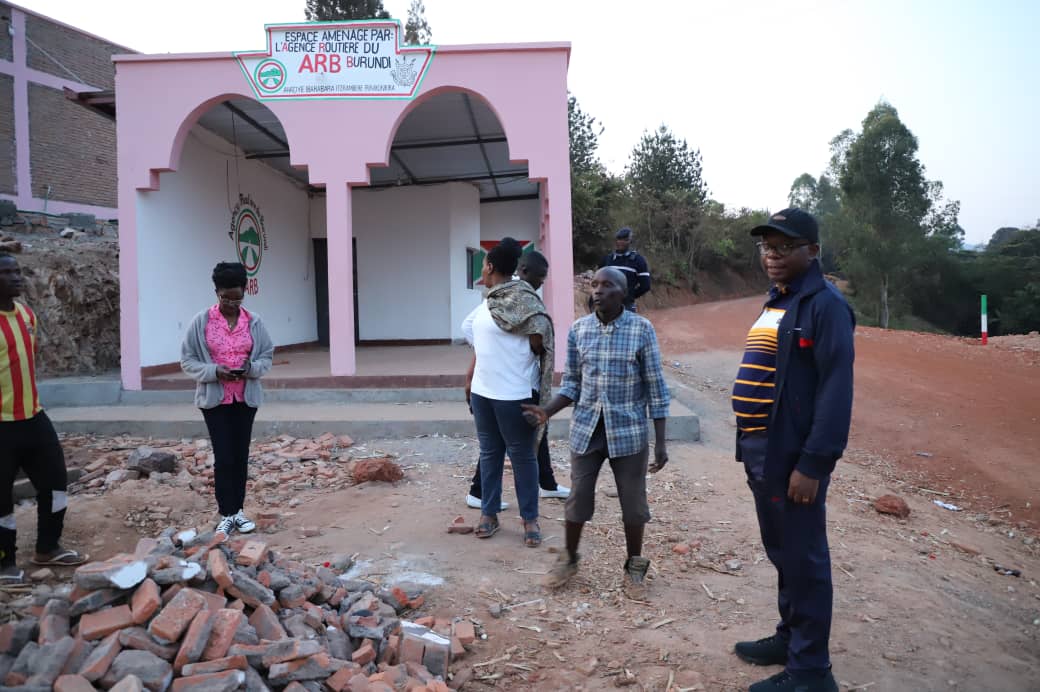 MilteBurundi's tweet photo. Avuye mu bikorwa mu nama Nkenguzamateka, Umushikiranganji @Capt_Dukundane yaciye agorobeza ku #Ruvubu muri #Giheta kuyaga n'Abahakorera ingene hotunganywa neza gutyo Ingenzi zironke uko zakirwa mw'iteka. 
@NtareHouse, 
@BurundiGov,
 @ARBurundi https://t.co/C3wO5k7wEq