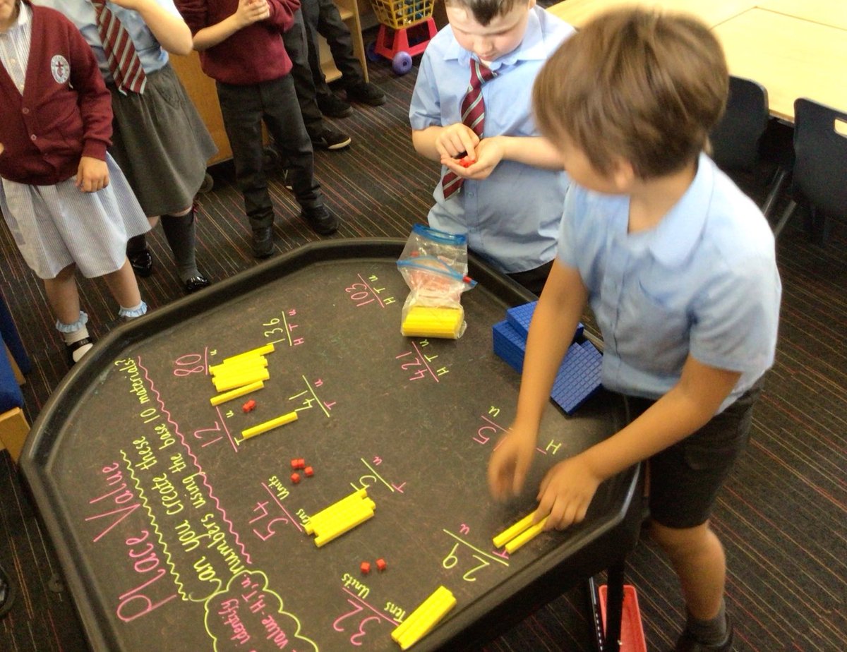 StCharlesGla's tweet image. Primary 4/3 were using #ConcreteMaterials to represent three digit numbers. The #BaseTenBlocks help the children to visualise hundreds, tens and units. The children then used their knowledge to explain the links between a digit, its place and its value. #PlaceValue #TuffTrayMaths