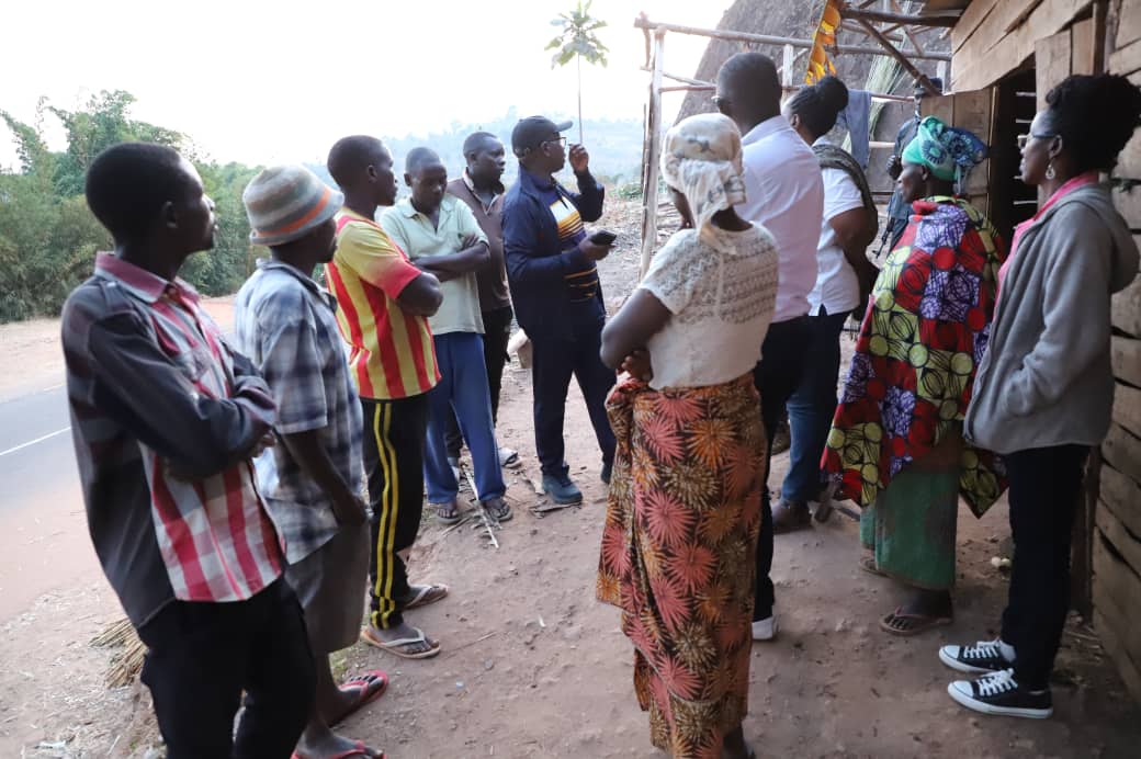 MilteBurundi's tweet photo. Avuye mu bikorwa mu nama Nkenguzamateka, Umushikiranganji @Capt_Dukundane yaciye agorobeza ku #Ruvubu muri #Giheta kuyaga n'Abahakorera ingene hotunganywa neza gutyo Ingenzi zironke uko zakirwa mw'iteka. 
@NtareHouse, 
@BurundiGov,
 @ARBurundi https://t.co/C3wO5k7wEq