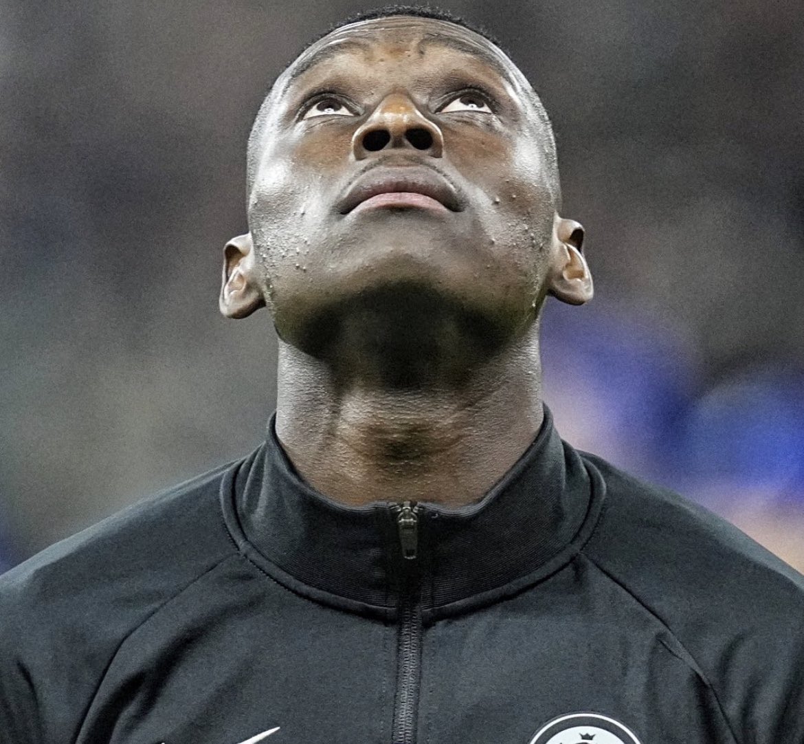 ParisGalaxyOff's tweet photo. 🚨🚨🚨🚨🚨 RANDAL KOLO MUANI POUR @SkySportDE 🇫🇷🌟 :

« Je dois beaucoup à l'Eintracht Francfort. J'ai pris les fans à cœur et je me suis toujours comporté de manière très professionnelle. J'ai toujours tout donné pour le club jusqu'à la toute fin.

Cependant, ce n'est un secret pour personne, le Paris Saint-Germain m'a fait une offre record. S'installer à Paris est désormais pour moi une opportunité unique. J'aimerais m'installer à Paris et j'en ai également informé les responsables.

« J'espère et souhaite que l'Eintracht accepte l'offre de Paris et que cette décision me soit désormais rendue possible. » 😳🔴🔵

[@Plettigoal]
