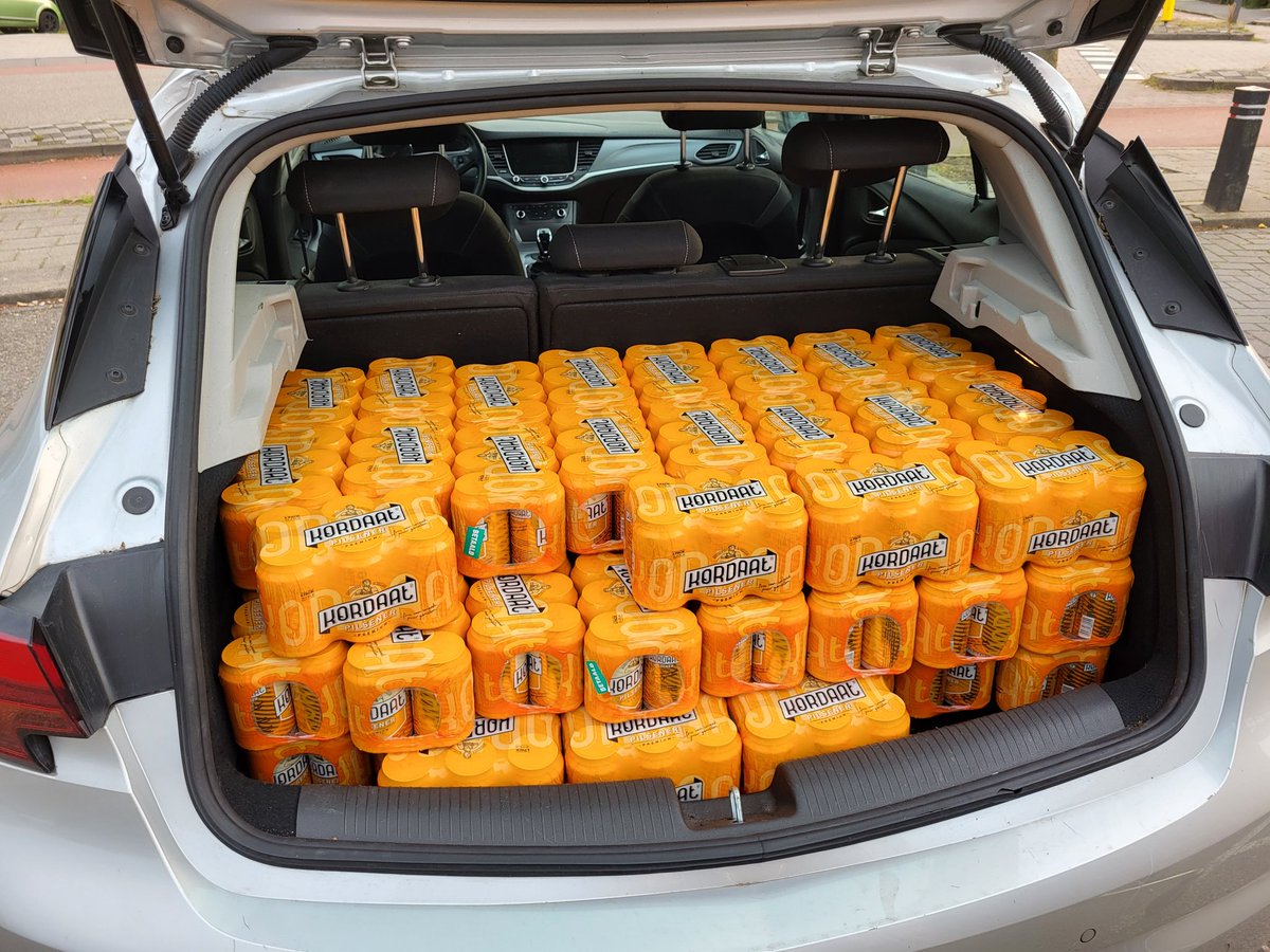 De bierkaravaan voor het vader/kind-weekend staat klaar voor vertrek. #Ardennen #rendeux