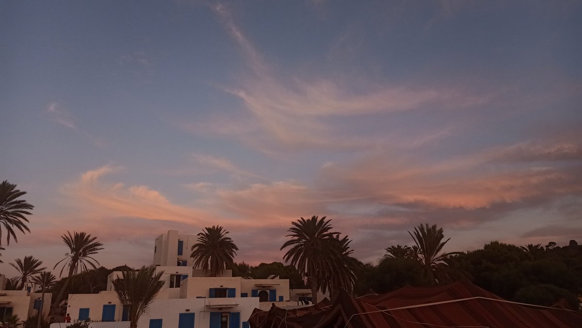 Bleu_kAoRi's tweet photo. Light pink sky up on the roof, sun sinks down, no curfew https://t.co/Fgu0kQHnPg