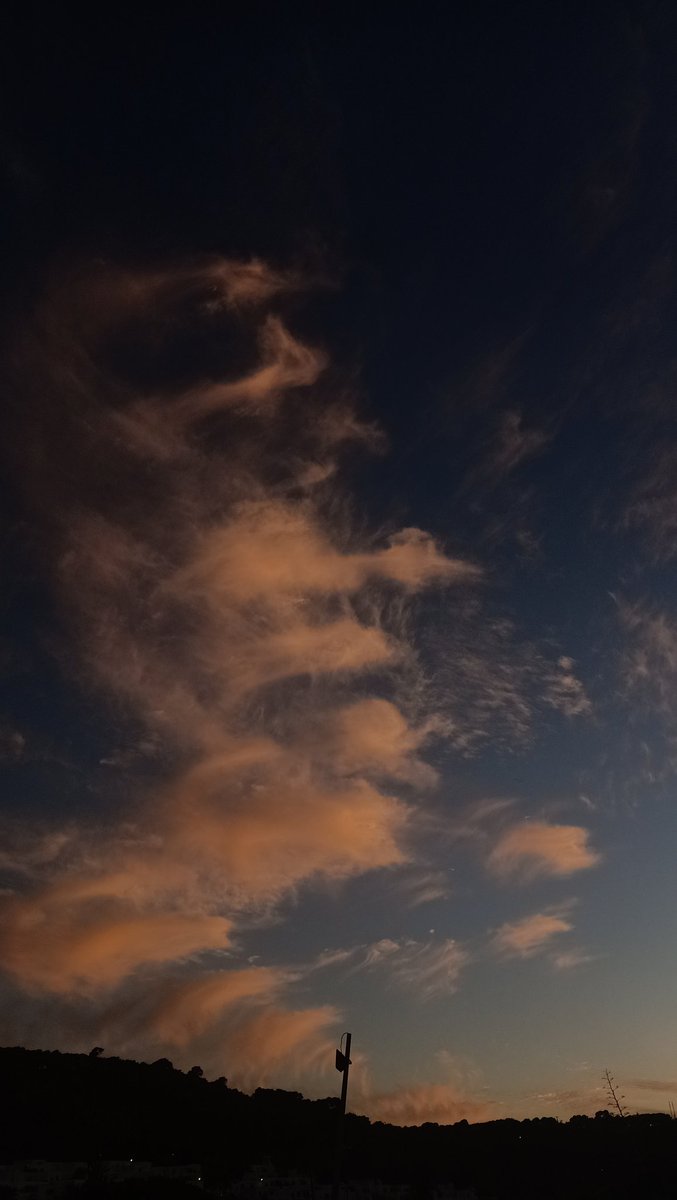 Bleu_kAoRi's tweet photo. Light pink sky up on the roof, sun sinks down, no curfew https://t.co/Fgu0kQHnPg