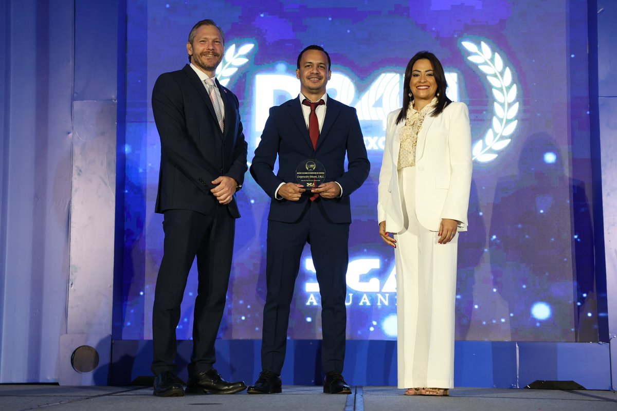 aduanard's tweet photo. 🏆🚛Reconocemos a la empresa Corporación Dinant, ganadora de la categoría Mayor Volumen de Contenedores D24H, por lograr despachar la mayor cantidad de furgones dentro del “Programa Despacho en 24 Horas”. #ExcelenciaD24H #D24H #AduanasRD #HubRD https://t.co/RVwJNXfnKF