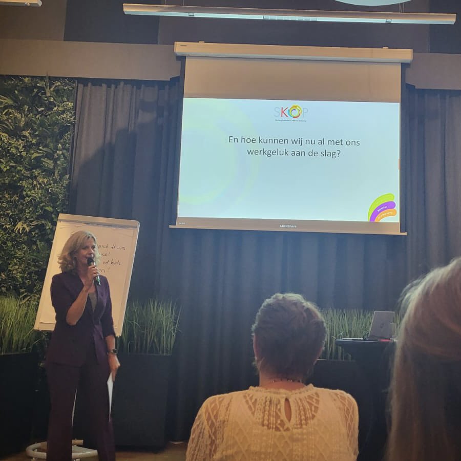 Vandaag bij SKOP de Kick-Off van het schooljaar. Thema: WERKGELUK. Inspirerende middag, waarin iedereen kon kennis maken met onze nieuwe bestuurder Jeroen en waarbij we ons hebben laten inspireren door DOES adviesgroep. We gaan een mooi traject met elkaar tegemoet. #werkgeluk