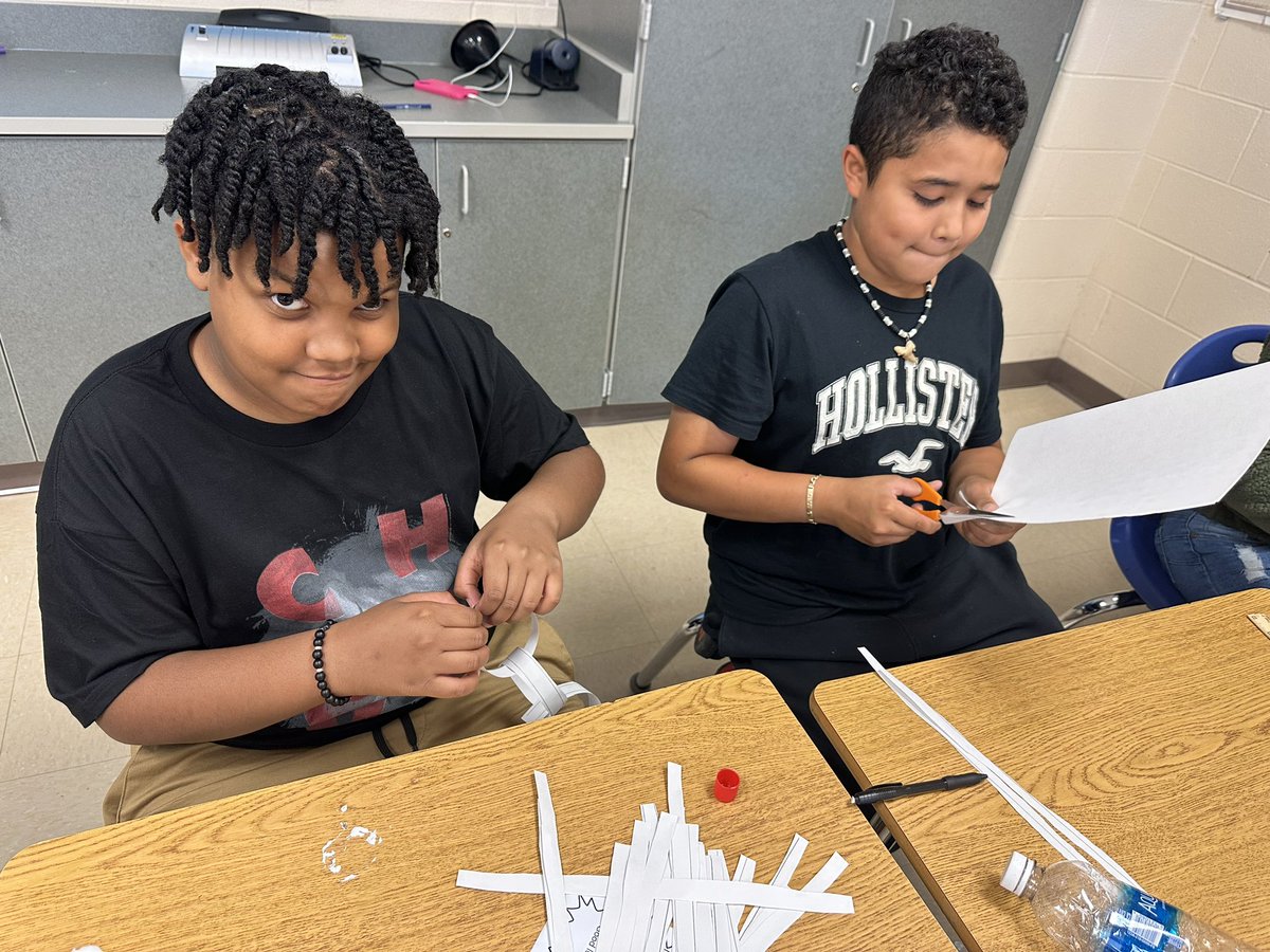TCtheHOPEdealer's tweet image. #BackToGCS | 2nd Day Locked In!! 7th Grade Scholars working on an Engineering design project in Science to Problem Solve together 🧬 Groups participated in an iterative process to see who could create the longest link chain out of paper. 💙🧡🐅 @GCSchoolsNC @JamestownMiddle