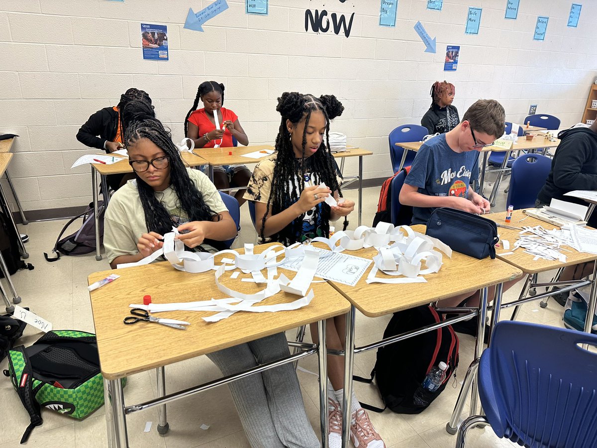 TCtheHOPEdealer's tweet image. #BackToGCS | 2nd Day Locked In!! 7th Grade Scholars working on an Engineering design project in Science to Problem Solve together 🧬 Groups participated in an iterative process to see who could create the longest link chain out of paper. 💙🧡🐅 @GCSchoolsNC @JamestownMiddle