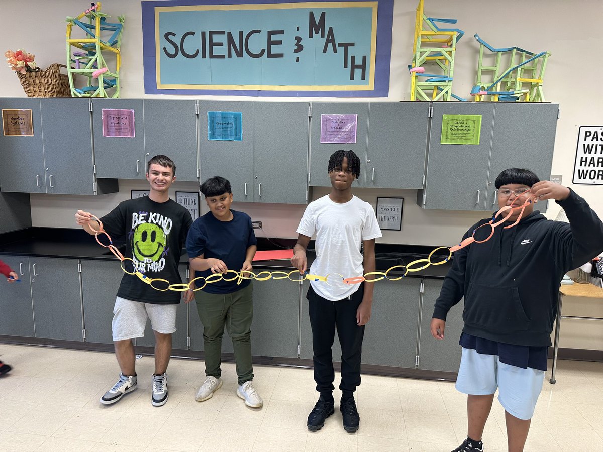 TCtheHOPEdealer's tweet image. #BackToGCS | 2nd Day Locked In!! 7th Grade Scholars working on an Engineering design project in Science to Problem Solve together 🧬 Groups participated in an iterative process to see who could create the longest link chain out of paper. 💙🧡🐅 @GCSchoolsNC @JamestownMiddle