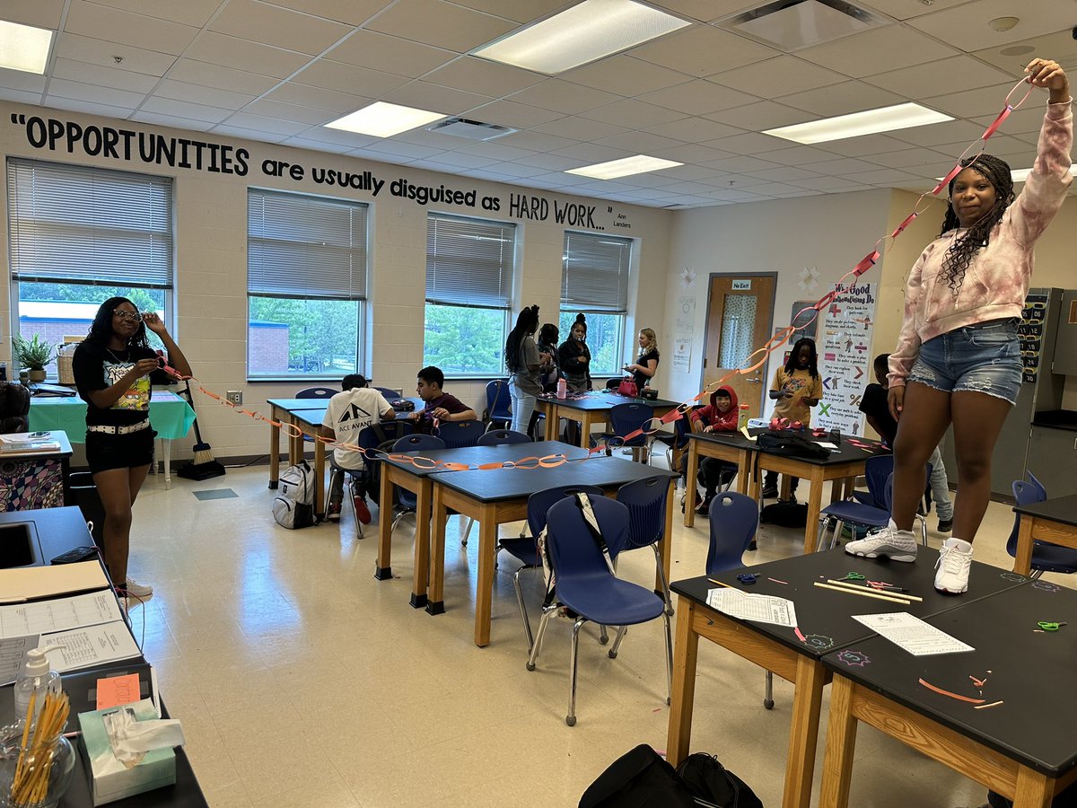 TCtheHOPEdealer's tweet image. #BackToGCS | 2nd Day Locked In!! 7th Grade Scholars working on an Engineering design project in Science to Problem Solve together 🧬 Groups participated in an iterative process to see who could create the longest link chain out of paper. 💙🧡🐅 @GCSchoolsNC @JamestownMiddle