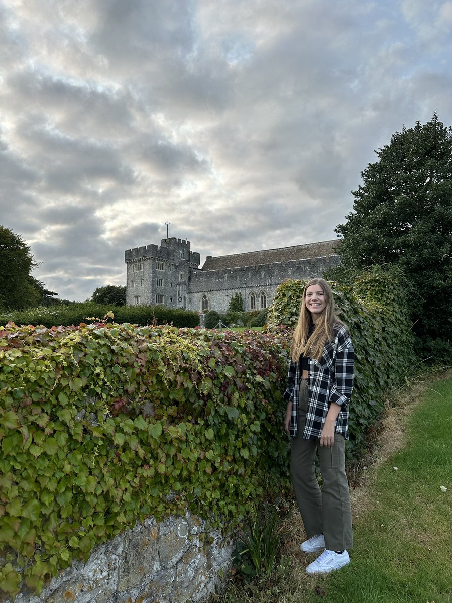 CasaReal's tweet photo. La Infanta Sofía, en el @UWCAtlantic College de Gales https://t.co/JDhP3ADm8d