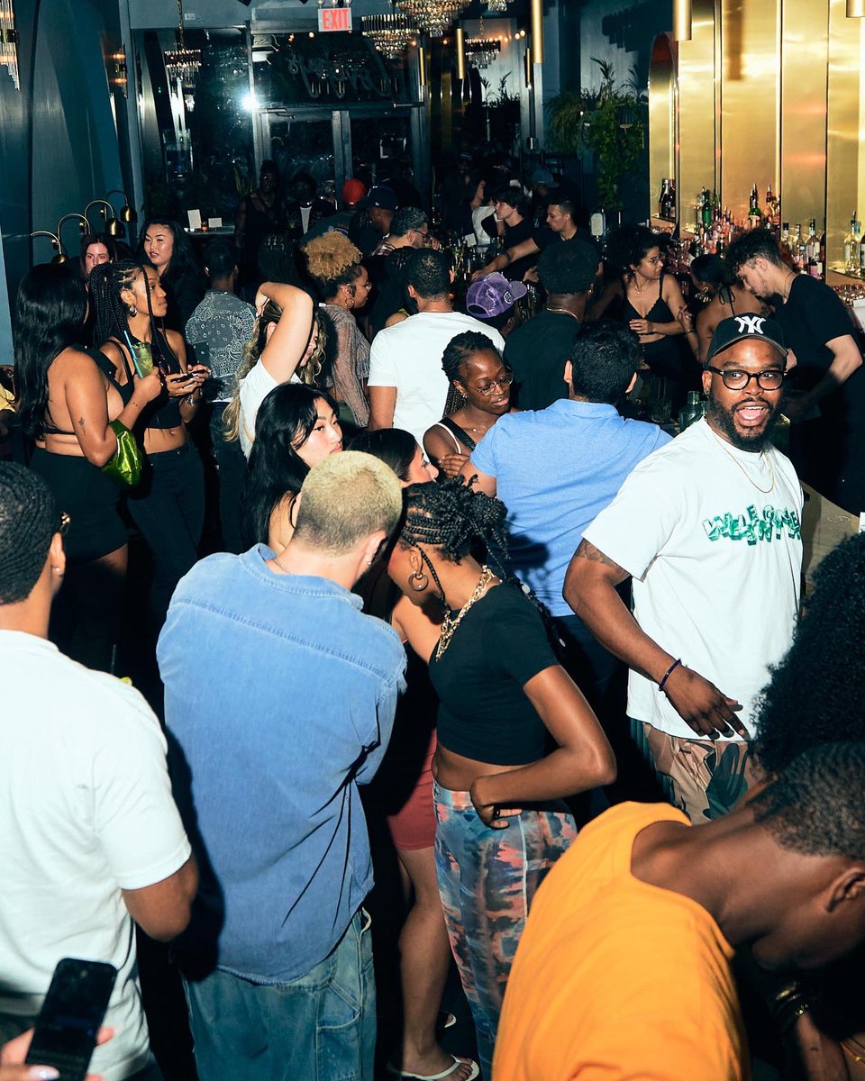 TutuThtGuy's tweet image. Ended up at the Wesley lounge 🍸