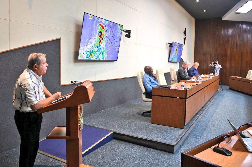 Chequeamos bien temprano situación de las provincias afectadas por #Idalia. Principales daños en la electricidad y la agricultura. De inmediato vamos a la recuperación. No se lamentan pérdidas de vidas humanas. Con la misma disciplina y atención empezamos a borrar sus huellas.