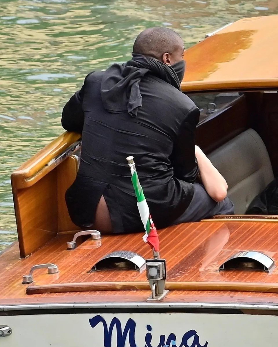 Kanye sabe que las cámaras lo persiguen y aún así no le importa JAJAJAJAJA