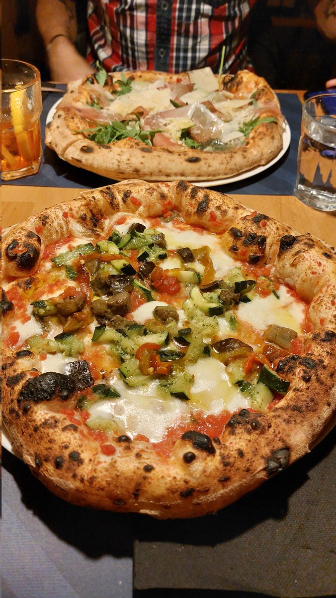 Carrington_BIO's tweet photo. Un mes en Bilbao y @Laer_Cito me lleva a cenar 🥰🥰🥰 #DeMaio https://t.co/ZqTfMcMm7u