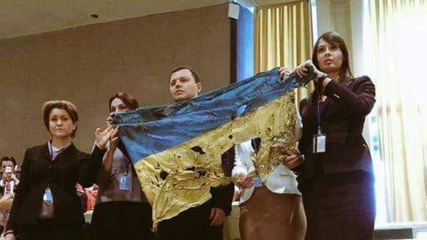 reshetz's tweet photo. On August 29th 2014 a humanitarian corridor was established for Ukrainian volunteers, medics and soldiers to surrender and leave besieged Ilovaisk (Donetsk region) 

As they entered the first kilometre under this flag, russian artillery opened fire. 400 people were murdered https://t.co/uJLtDnHZyz