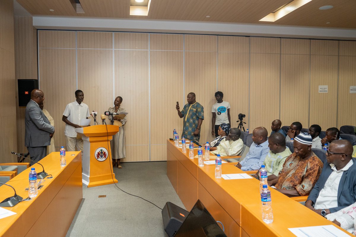 stateofmic's tweet photo. Today, the 🇬🇲 Ministry of Agriculture through the #GIRAV project disbursed over GMD241 million amongst 19 SMEs in the priority value chains of rice, maize, poultry, cashew, and horticulture. This support aims to mobilize private investments and address market failures hindering agricultural value chain financing. The event was held at the SDKJ International Conference Centre and funded by the @WorldBankAfrica.
Investing in our agricultural sector is indeed a step towards national development.