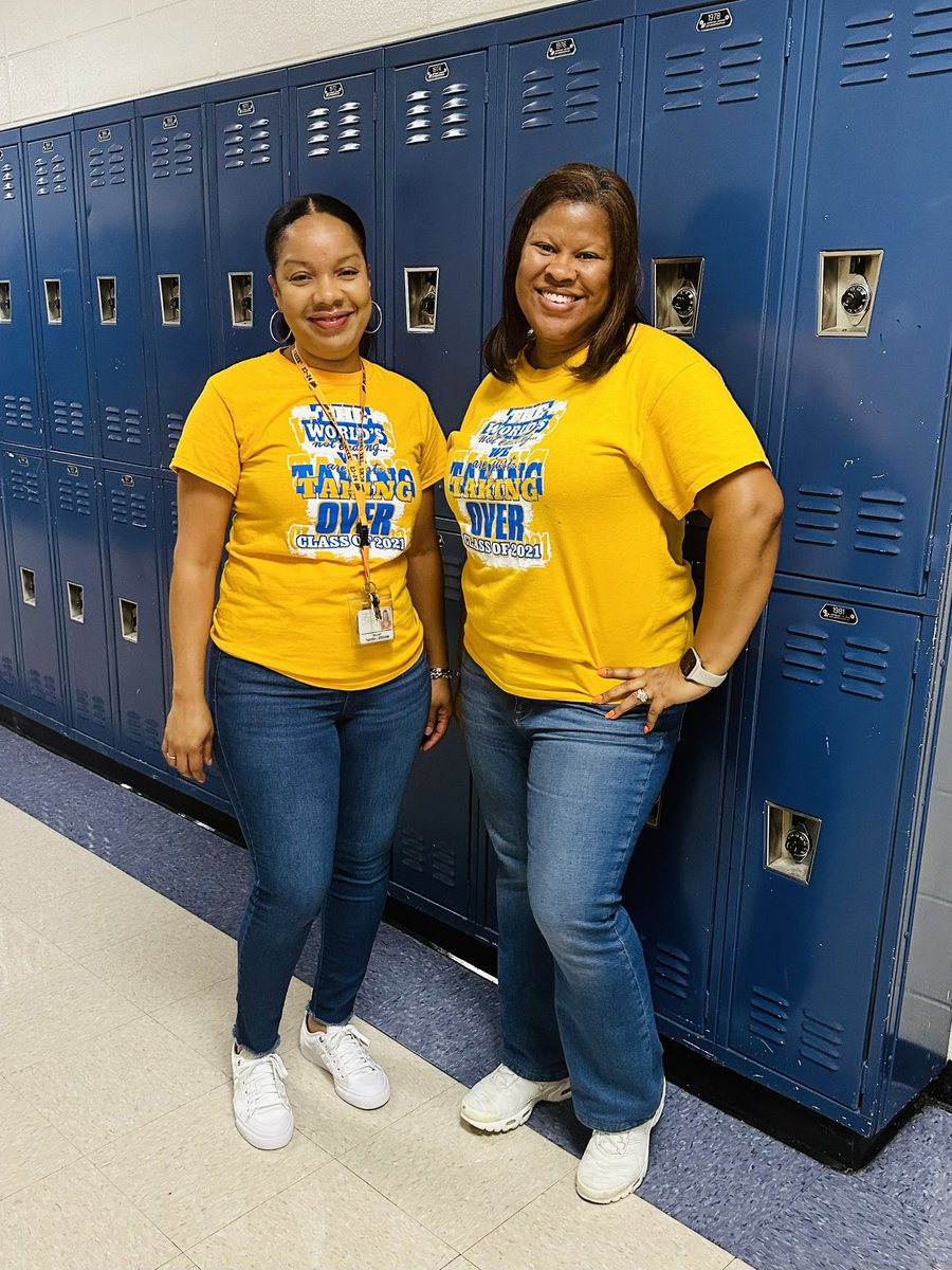 MrsDelaney101's tweet photo. Itβs Twin Day at The Creek! ππ@MsTGedu @BearCreek_PBIS #PawsForPBIS #BCMSPBISKickOff https://t.co/b0Hn2rAwxt