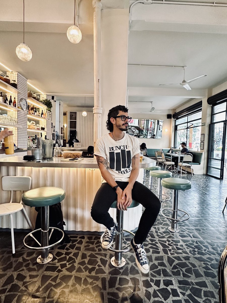 GoaArturo's tweet photo. Tell you why… His kiss is sweeter than an apple pie. 🥧🪭✨ en @ojo.rojo.diner ✨
.
.
.
#goa #elchicodelcuervo #ojorojo #cdmx #fifthies #classic #fuentesesodas #romanorte #libra #escorpio #aries #virgoseason #beer #bunchoffools #rayban #converse #tattoo #punk https://t.co/EK4ZXbkjf9