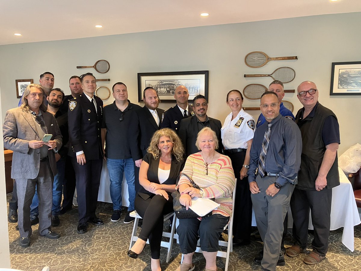 NYPD104Pct's tweet photo. Earlier today, we participated in the @NYCMayor BREAKING BREAD initiative, where members of the #community and @nypd came together to discuss ideas, goals &amp; solutions.   #nycbreaksbread @stophatenyc https://t.co/RT1npbdisU