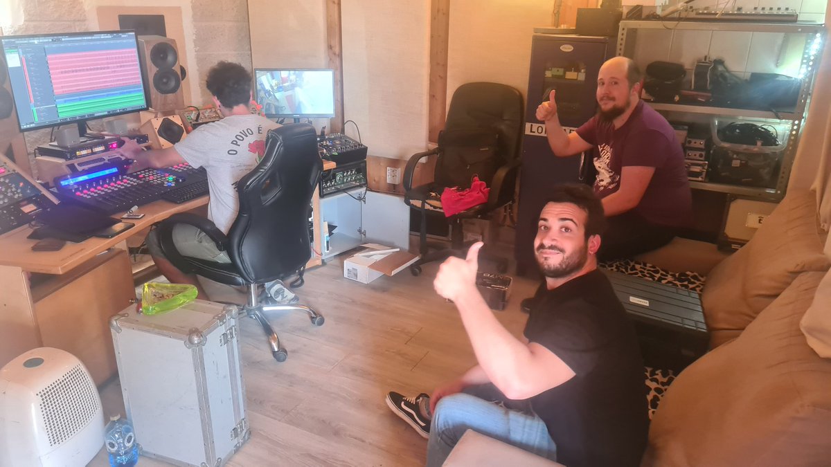 osbarbansonicos's tweet photo. Hoxe comezamos a gravar o noso segundo álbum en Bungalow Studios de Compostela🥰🥰 Aínda están as cousas empezando pero pinta ben o tema 😁😁 Ganas de escoitar xa todo acabado 🔥🔥🔥
#GaraxePunk #RockenGalego #NovoÁlbum #BungalowStudio https://t.co/pJDd3khsw8
