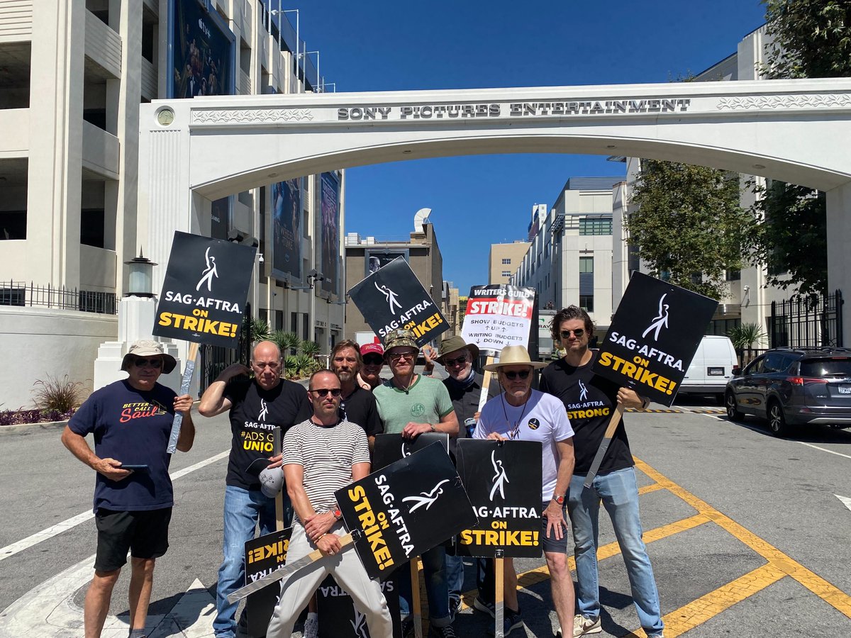 Breaking Bad/Better Call Saul reunion outside of Sony Studios in LA today 

View the full gallery here: bit.ly/3OYJ4IC

📸 Deadline/Katie Campione