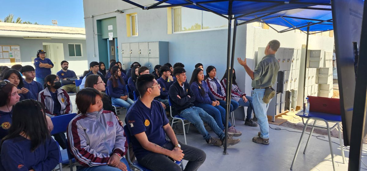 En el Liceo Bicentenario Padre Alberto Hurtado Cruchaga de Pica, conversando con los alumnos agrícolas de 3° y 4° medios sobre el presente y fururo de la Agricultura del Desierto en Tarapacá, son una excelente y motivada nueva generación del mundo agrícola