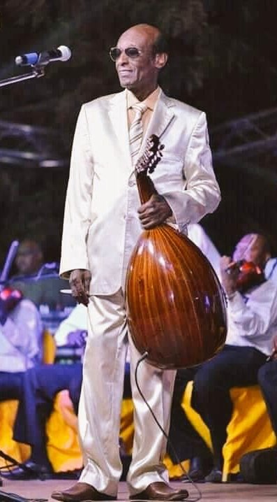 يا كلمة بين شفتين حُنان للمولى خِشية بنهمسها..
يرعاك من شرّ العُيون يحفظ مَحاسنك يحرسها..