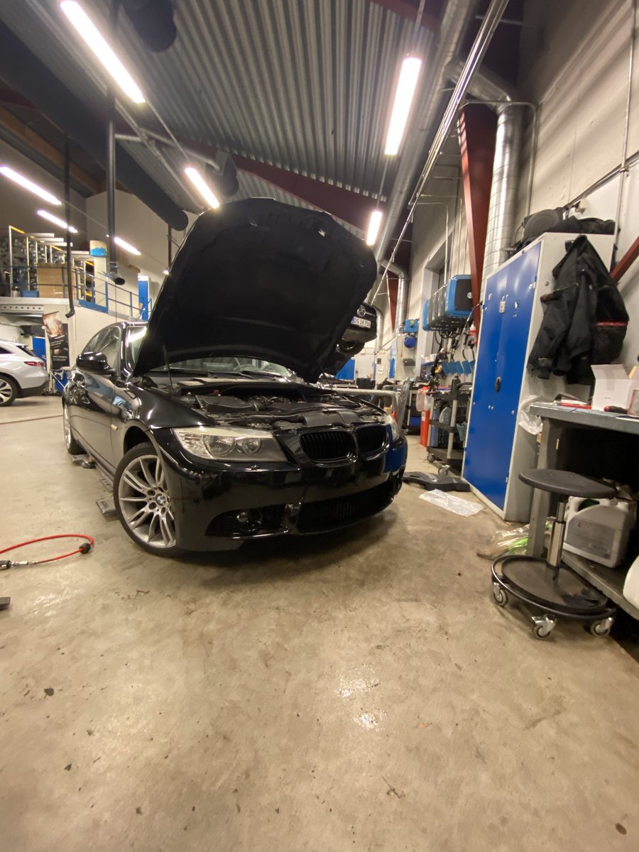 Luc4PF's tweet image. overvejer lidt at sælge min e90 og købe en e46 igen🥲