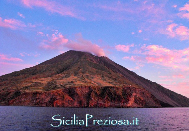 SiciliaPreziosa's tweet photo. Cos’è e come vedere la #Sciara del fuoco di #Stromboli...https://t.co/yPY2MevBaO

#natura #NaturalBeauty #vulcani #ambiente #Travel #travelphotography #Sicilia #Sicily https://t.co/n6AuVmtkzo