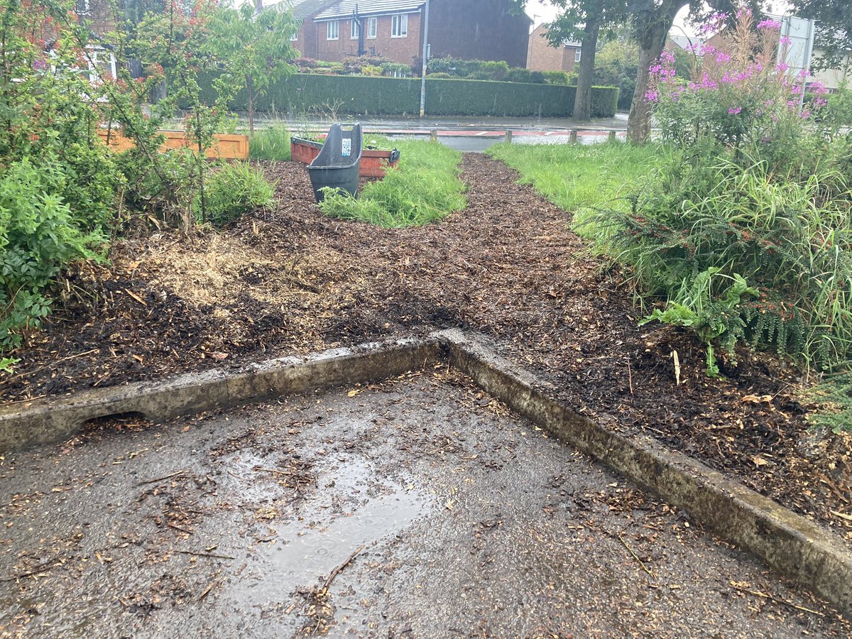 Broadhurst Park Community Garden (@bpcommunitygdn) on Twitter photo Shifted all this bark today in the rain...<a href="/FCUnitedMcr/">FC United of Manchester 🟥⬜⬛</a> you gained a parking space back! Sorry it took a while....but it looks loads better now 🥰 Shifted all this bark today in the rain...<a href="/FCUnitedMcr/">FC United of Manchester 🟥⬜⬛</a> you gained a parking space back! Sorry it took a while....but it looks loads better now 🥰