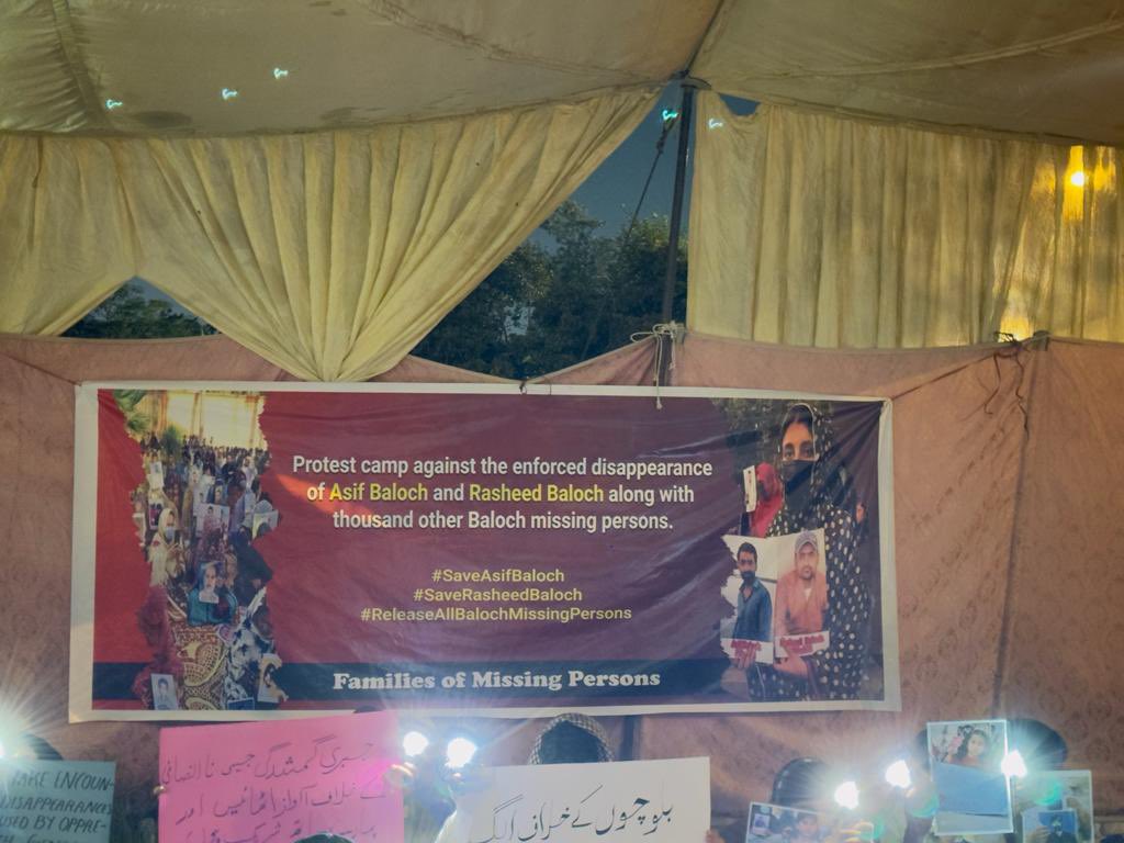 ہم پریس کلب کے سامنے سڑک پر بیٹھے اسلام آباد کے لوگوں کو دیکھ رہے ہیں کہ ہم میں اور ان میں کیا فرق ہے یہ اپنی زاتی زندگی میں گم ہیں اور ہم اپنی زاتی زندگی کو بھول کر بس ایک خیال زہن میں لئے اس انتظار میں ہے کہ کب ہمیں سننے کوئی آئے ہم اسکو بتائیں کہ انتظار کتنی تکلیف دہ ہے ۔۔۔