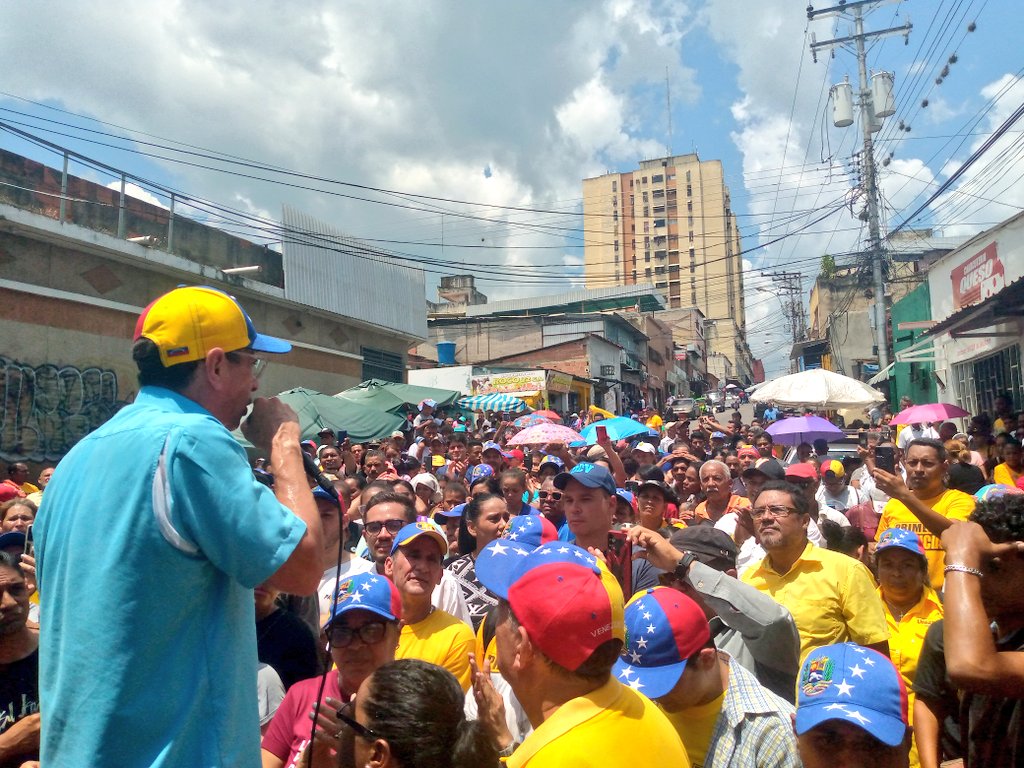 mpjlander's tweet photo. #29Ago Hoy con @hcapriles en un recorrido por Independencia Valles del Tuy explicando a los Vecinos UNIRNOS y VOTAR masivamente en CONTRA de Nicolás Maduro por encima de nuestras diferencia es el DEBER de quienes buscamos una Venezuela libre y próspera 🇻🇪 #MaduroSaleConUniddyVoto https://t.co/DVXpfHJ8ec